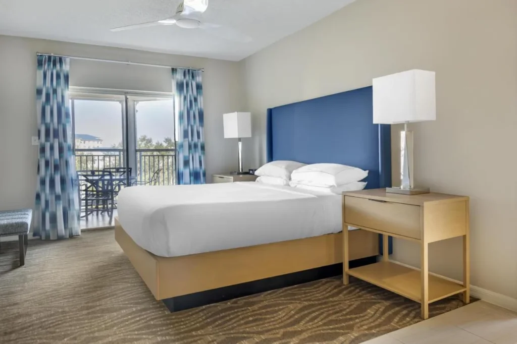 Habitación Suite con cama king size y balcón en Hilton Grand Vacations Club SeaWorld Orlando