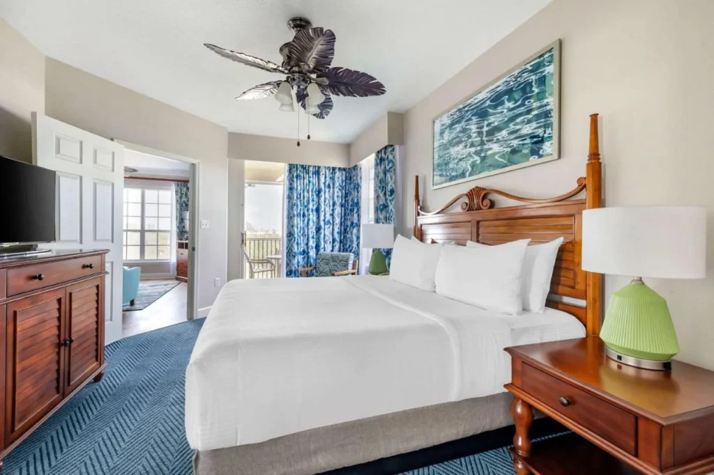 Habitación Suite con cama king size y balcón en Hilton Vacation Club Grande Villas Orlando