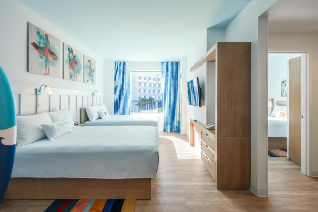 Suite con dos camas y apertura de arte de surf a otra habitaci&oacute;n en Surfside Inn