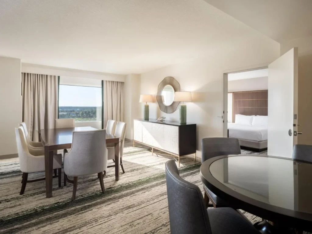 Suite comedor con un dormitorio conectado en Signia by Hilton Orlando Bonnet Creek