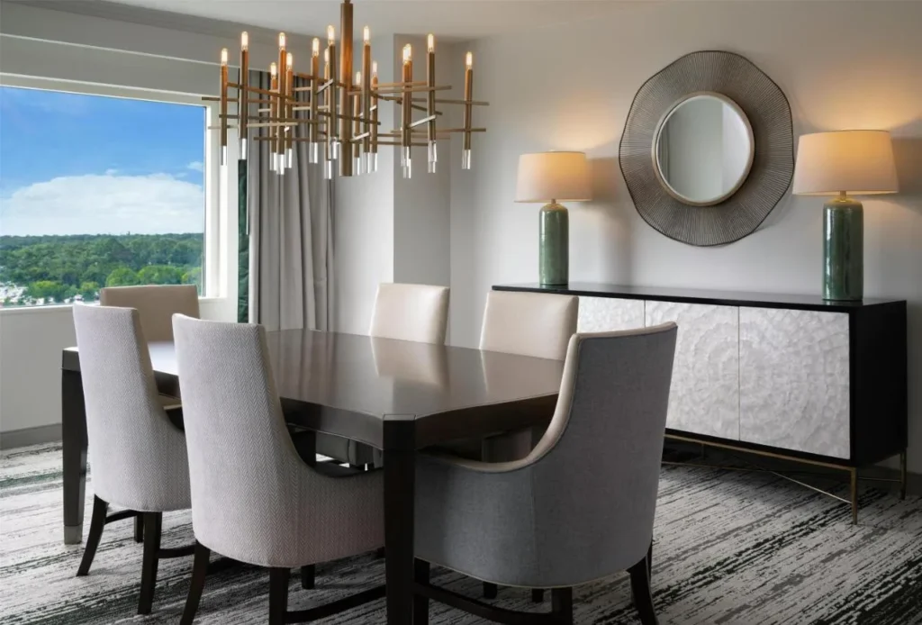 Comedor de la suite con una mesa de seis asientos y una araña en Signia by Hilton Orlando Bonnet Creek