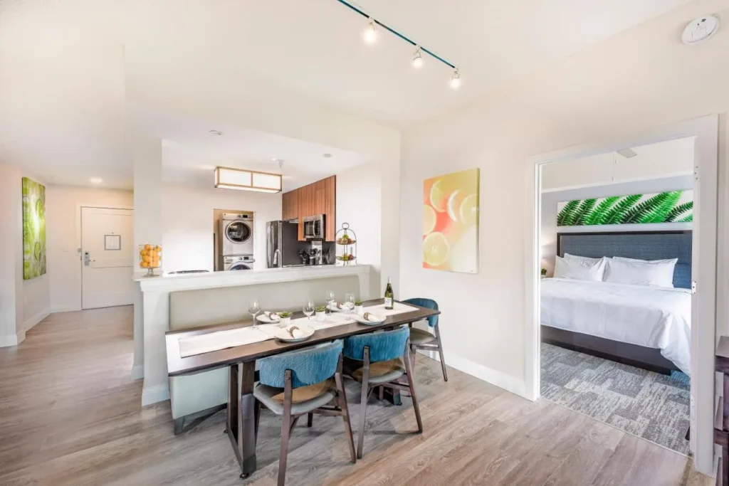 Suite con mesa de comedor, cocina y dormitorio en The Grove Resort & Water Park Orlando