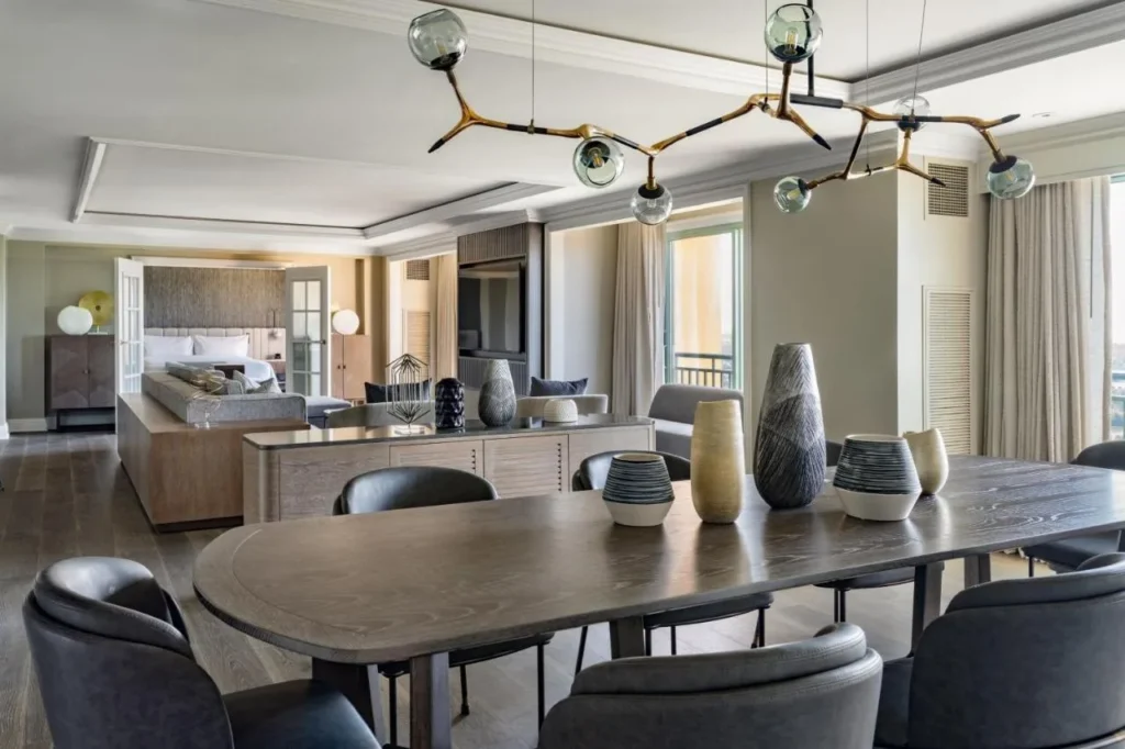 Suite con mesa de comedor, sala de estar y dormitorio separado en JW Marriott Orlando Grande Lakes