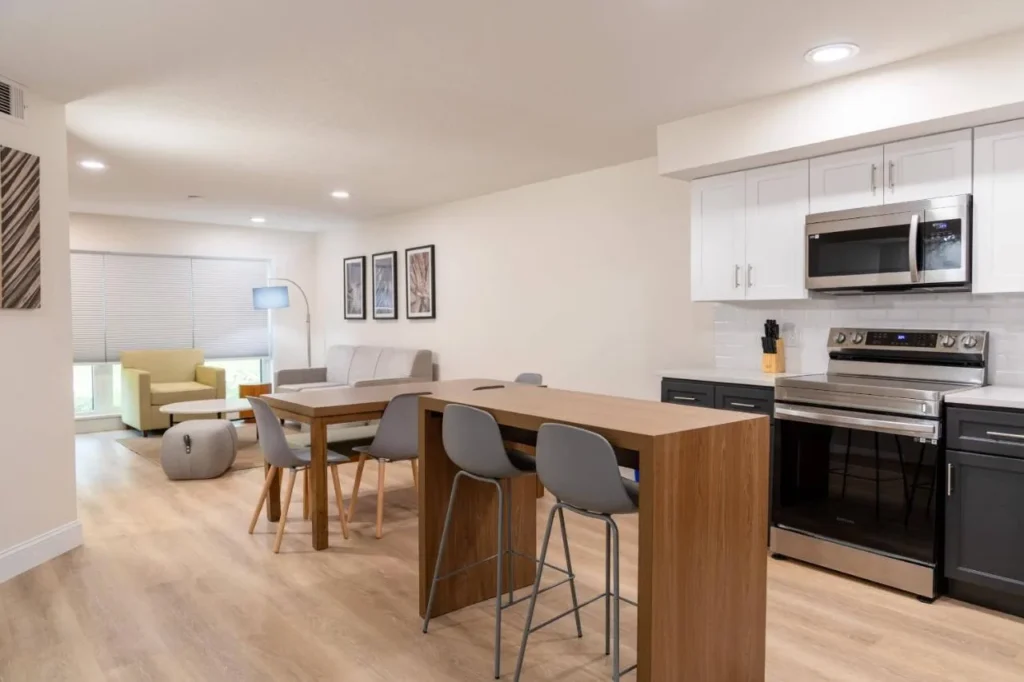 Isla de cocina, mesa de comedor y sala de estar en The Fold Orlando