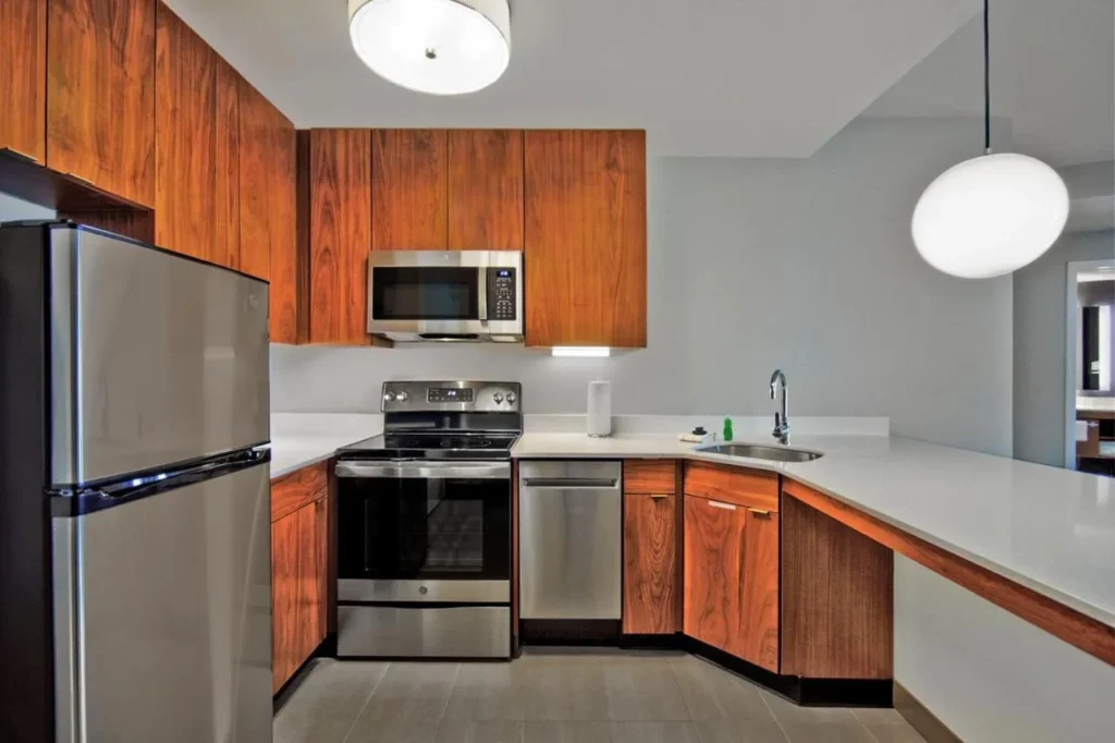 Suite con cocina con fogones, lavavajillas y nevera de tama&ntilde;o completo en Residence Inn Orlando at Flamingo Crossings