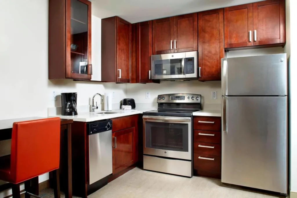 Cocina suite con nevera grande, fogones, lavavajillas y microondas en Residence Inn Orlando Lake Nona