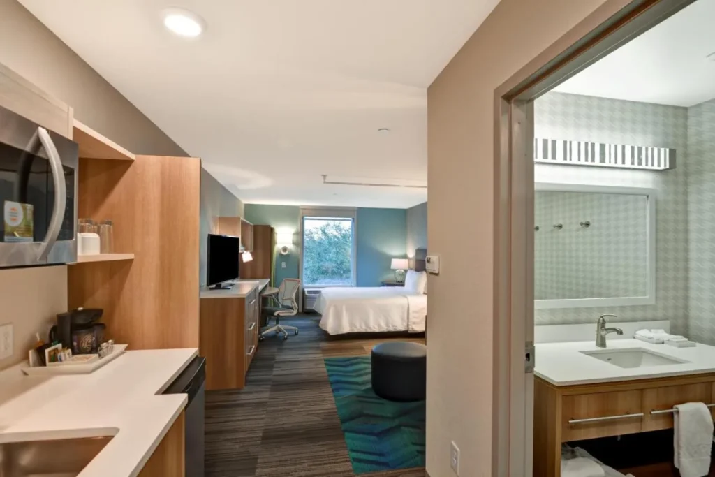 Suite de cocina con microondas y fregadero que conduce a la zona de dormir en Home2 Suites Tampa USF