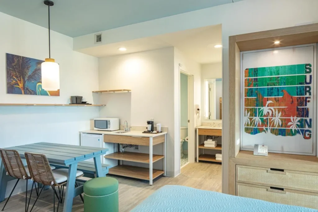 Suite cocineta con microondas, mini nevera y mesa de estilo picnic en Dockside Inn and Suites