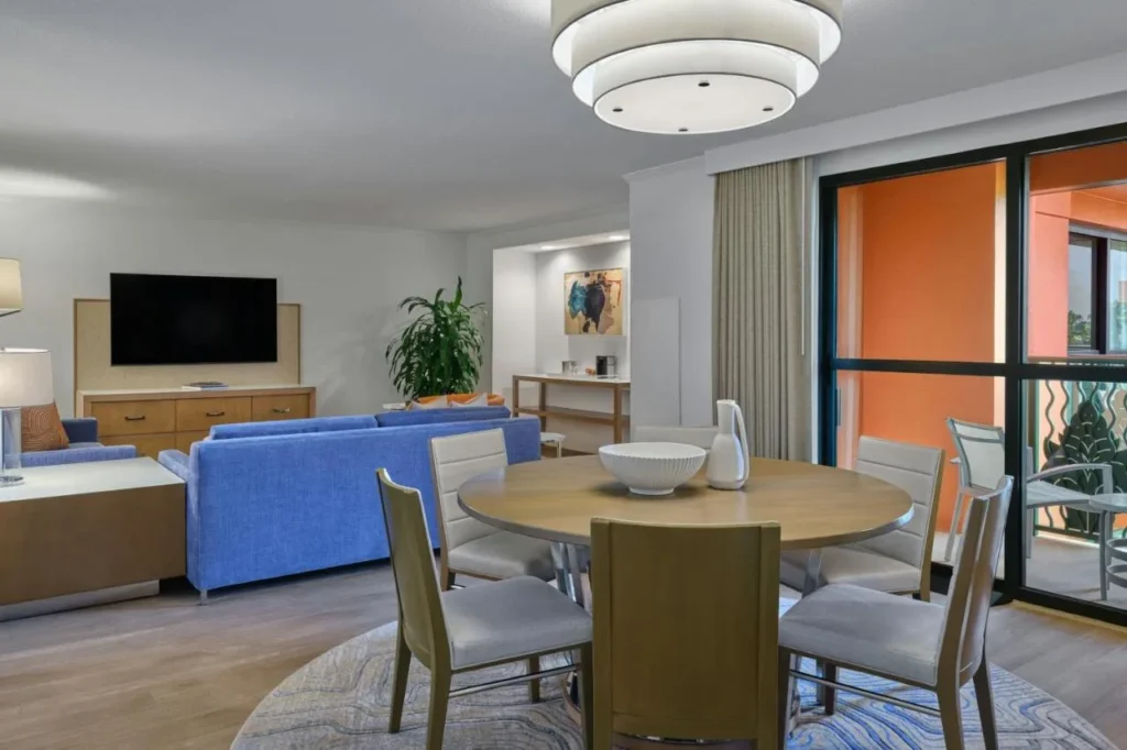 Suite de estar y comedor que se abre a un balc&oacute;n en el Walt Disney World Swan