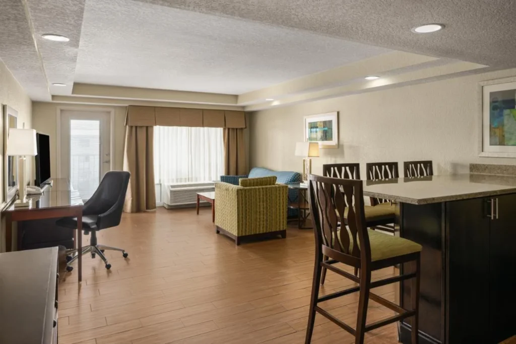 Suite con sof&aacute; y barra de desayuno en el Holiday Inn Resort Orlando Lake Buena Vista