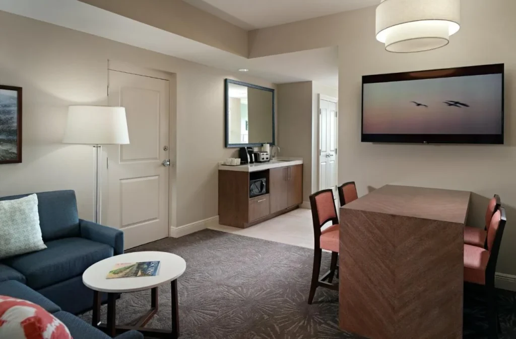 Suite con sof&aacute;, mesa de comedor y cocineta en Omni Orlando Resort at ChampionsGate