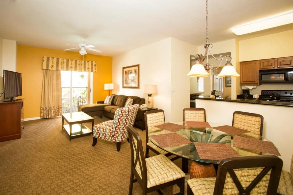 Sala de estar y mesa de comedor en Lake Buena Vista Resort Village and Spa