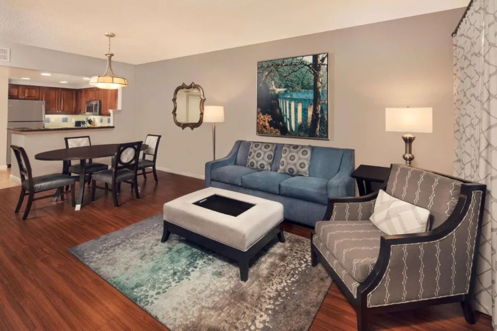 Suite sala de estar, mesa de comedor y cocina en el Hilton Grand Vacations Club Tuscany Village Orlando
