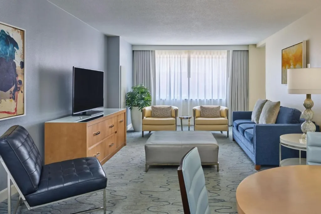 Sala de estar con sof&aacute; azul, sillones y TV en Walt Disney World Dolphin
