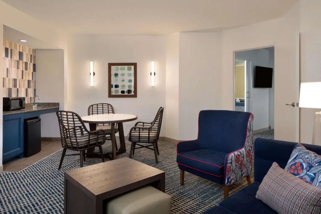 Suite con una mesa de comedor y una cocineta en DoubleTree Suites by Hilton Orlando