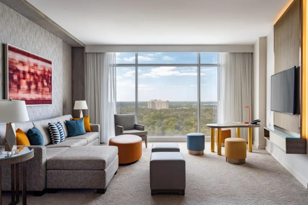 Suite con sofá seccional y ventana alta en el JW Marriott Orlando Bonnet Creek