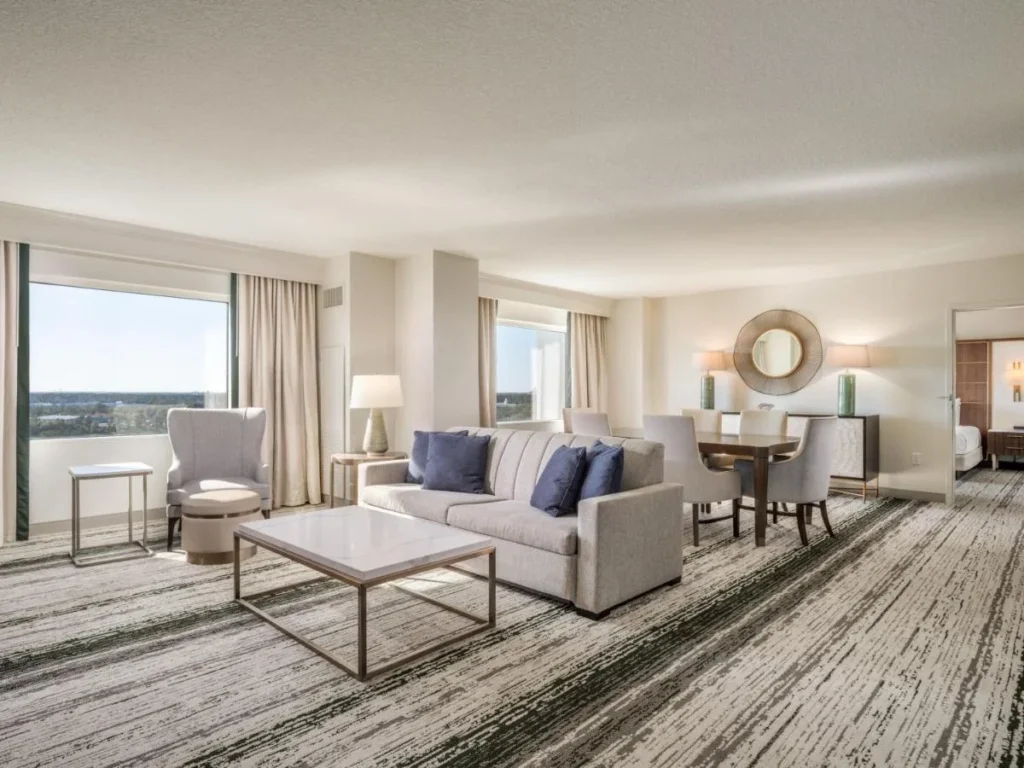 Suite con sofá y mesa de comedor en Signia by Hilton Orlando Bonnet Creek