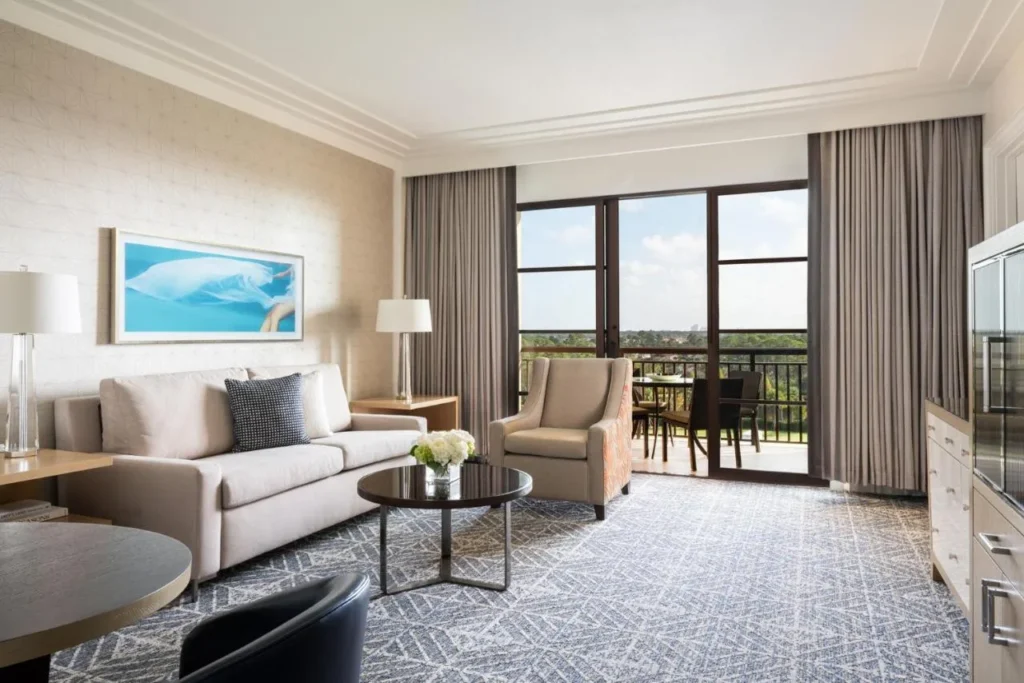 Salón con sofá, sillón y terraza amueblada en el Four Seasons Resort Orlando