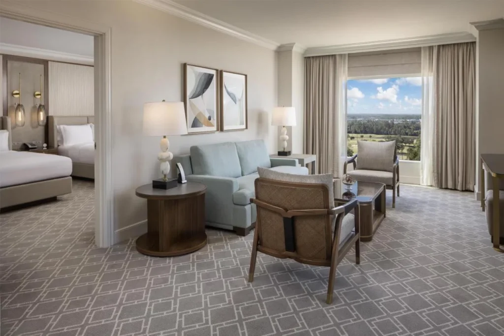 Sala de estar con sofá, sillones y vistas al campo de golf en Waldorf Astoria Orlando