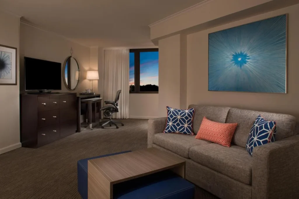 Suite con sof&aacute;, TV y escritorio en el Hilton Orlando Buena Vista Palace