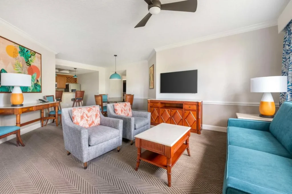 Sala de estar con sillones, sofá y cocina en el Hilton Vacation Club Cypress Pointe Orlando