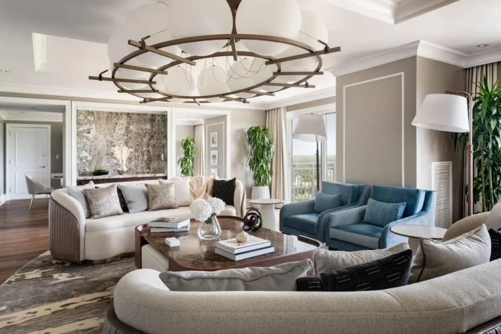 Sala de estar con sofás curvos y sillones de terciopelo azul, Ritz-Carlton Orlando Grande Lakes