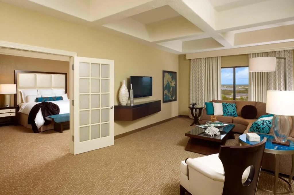 Sala de estar con puertas francesas que se abren al dormitorio en Renaissance Orlando at SeaWorld