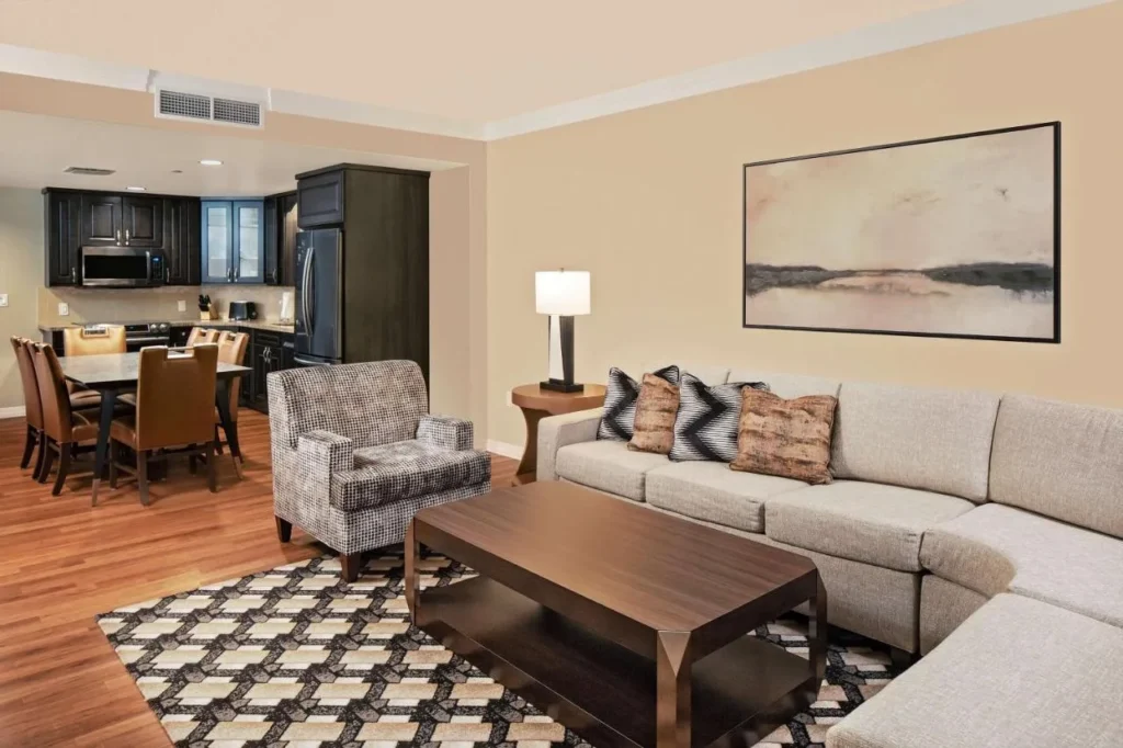 Sala de estar con sofá seccional y cocina en Hilton Grand Vacations Club Parc Soleil