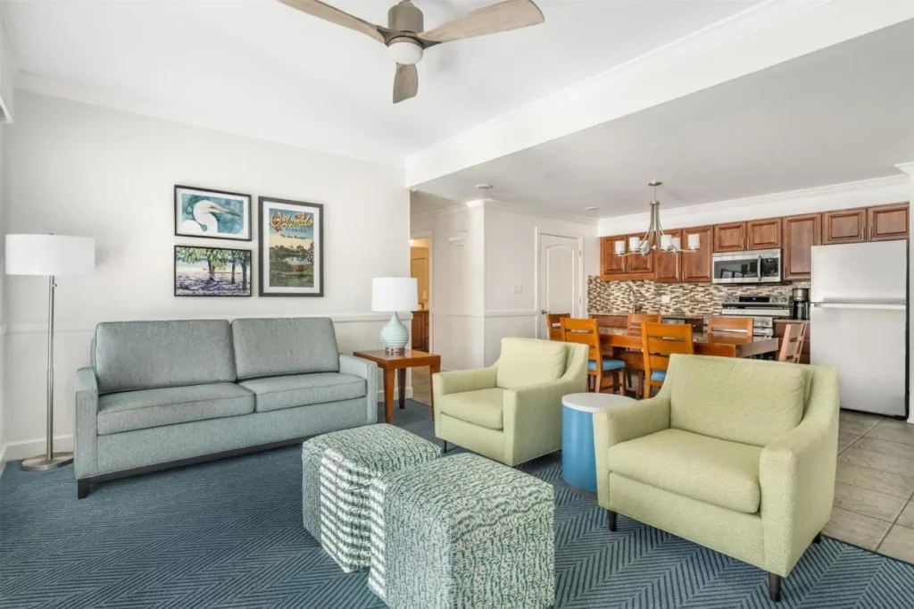 Suite con sofá, sillones y cocina en el Hilton Vacation Club Grand Beach Orlando