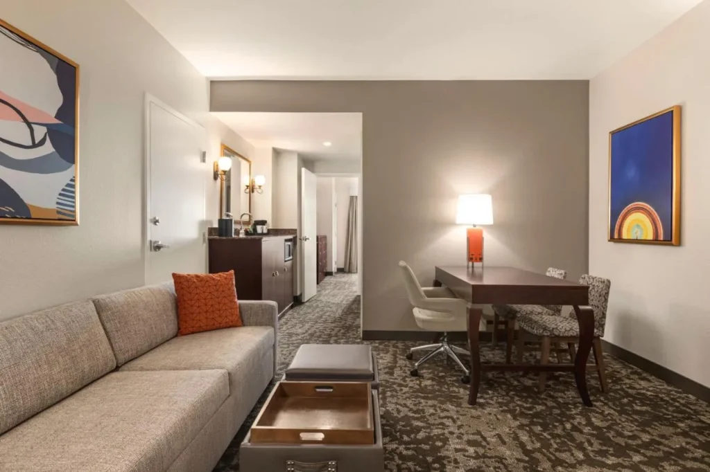 Suite con sof&aacute;, escritorio y bar en el Embassy Suites Lake Buena Vista South