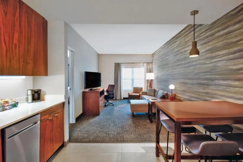 Suite con cocina, mesa de comedor y sala de estar en el Residence Inn Orlando at Flamingo Crossings