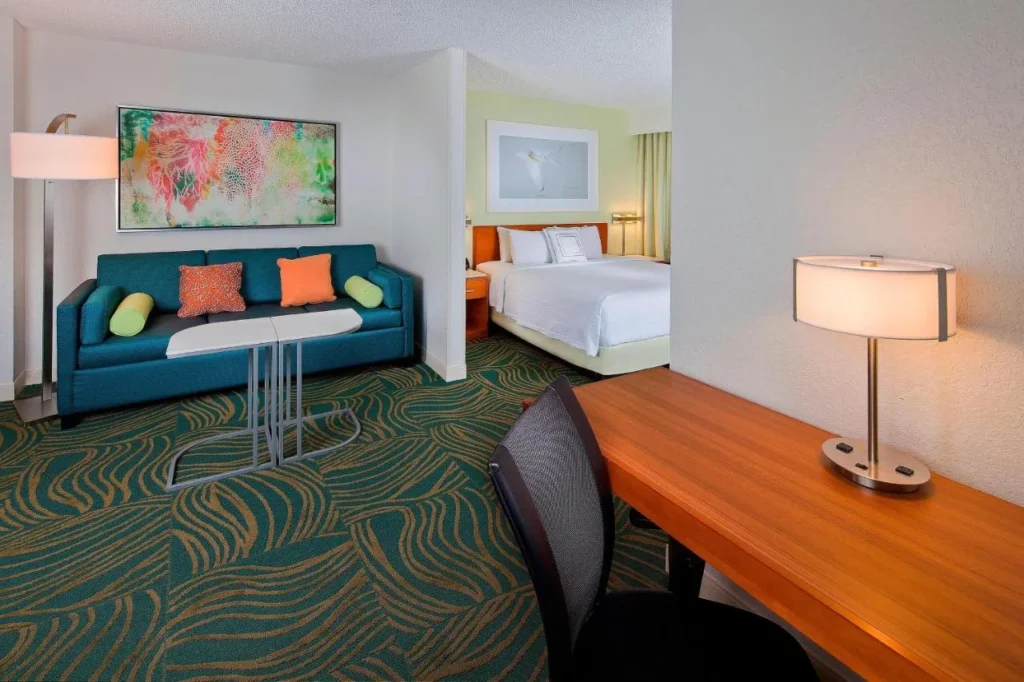 Suite con sof&aacute;, escritorio y zona de cama separada en SpringHill Suites en Marriott Village