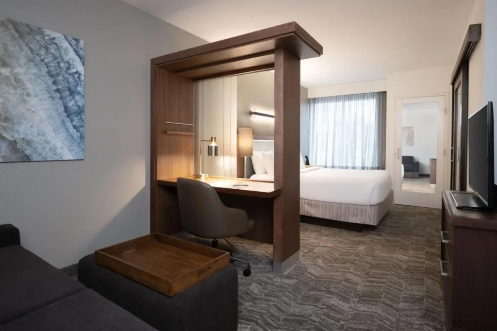 Suite con sof&aacute;, escritorio y cama en el SpringHill Suites Orlando at Flamingo Crossings