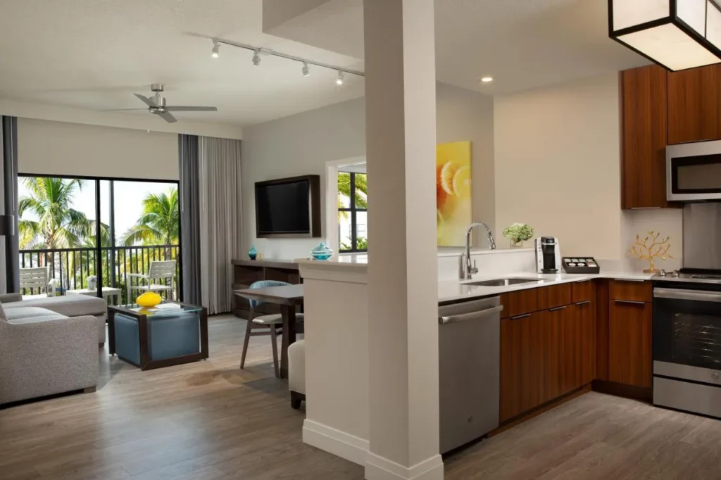 Suite con cocina completa, sala de estar y balcón en The Grove Resort & Water Park Orlando