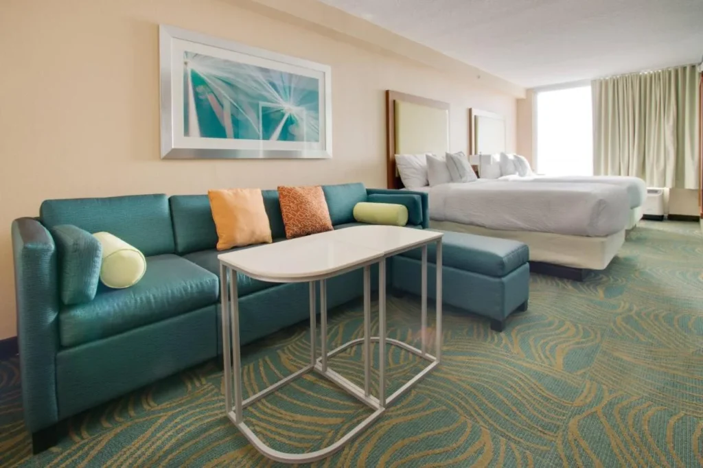 Suite con sofá seccional y dos camas en el SpringHill Suites Lake Buena Vista South