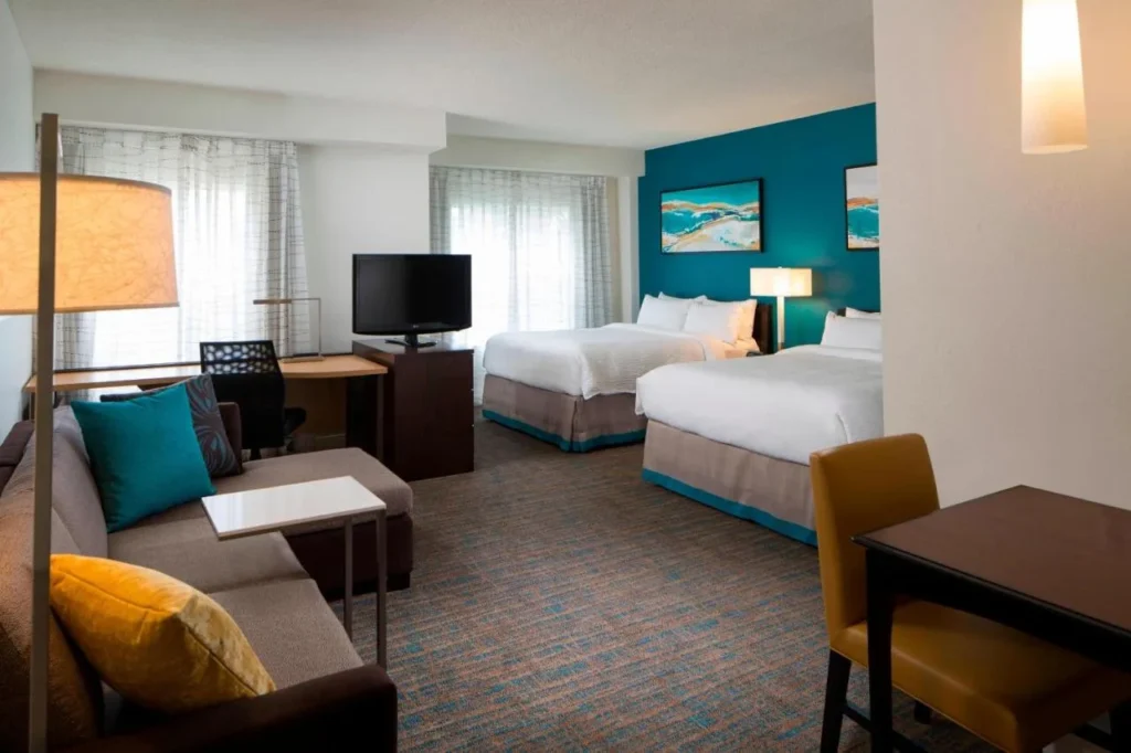 Suite estudio con dos camas queen, sof&aacute; y escritorio en el Residence Inn Orlando at SeaWorld