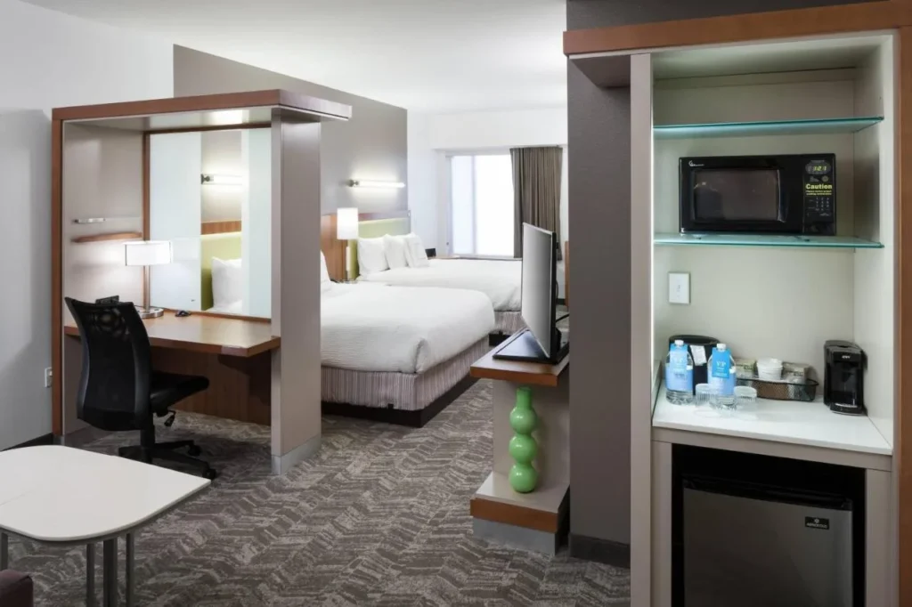 Suite con dos camas, microondas y mini nevera en el SpringHill Suites Orlando at SeaWorld
