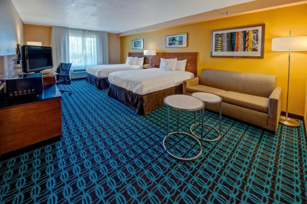 Suite con dos camas queen y un sof&aacute; en Fairfield Inn & Suites Near Universal