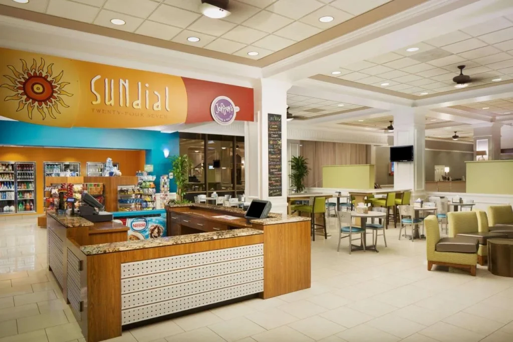 Mostrador del mercado Sundial, abierto las 24 horas, con refrigeradores de bebidas en Wyndham Lake Buena Vista