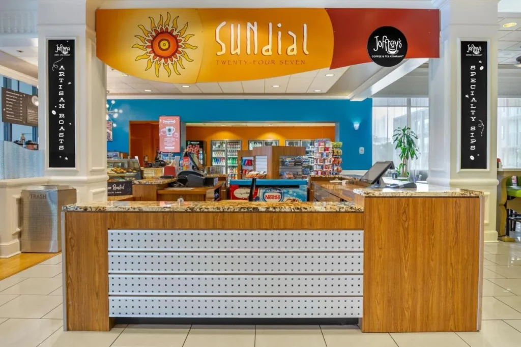Reloj de sol 24 horas mostrador del mercado con carteles de caf&eacute; Joffrey en Wyndham Lake Buena Vista