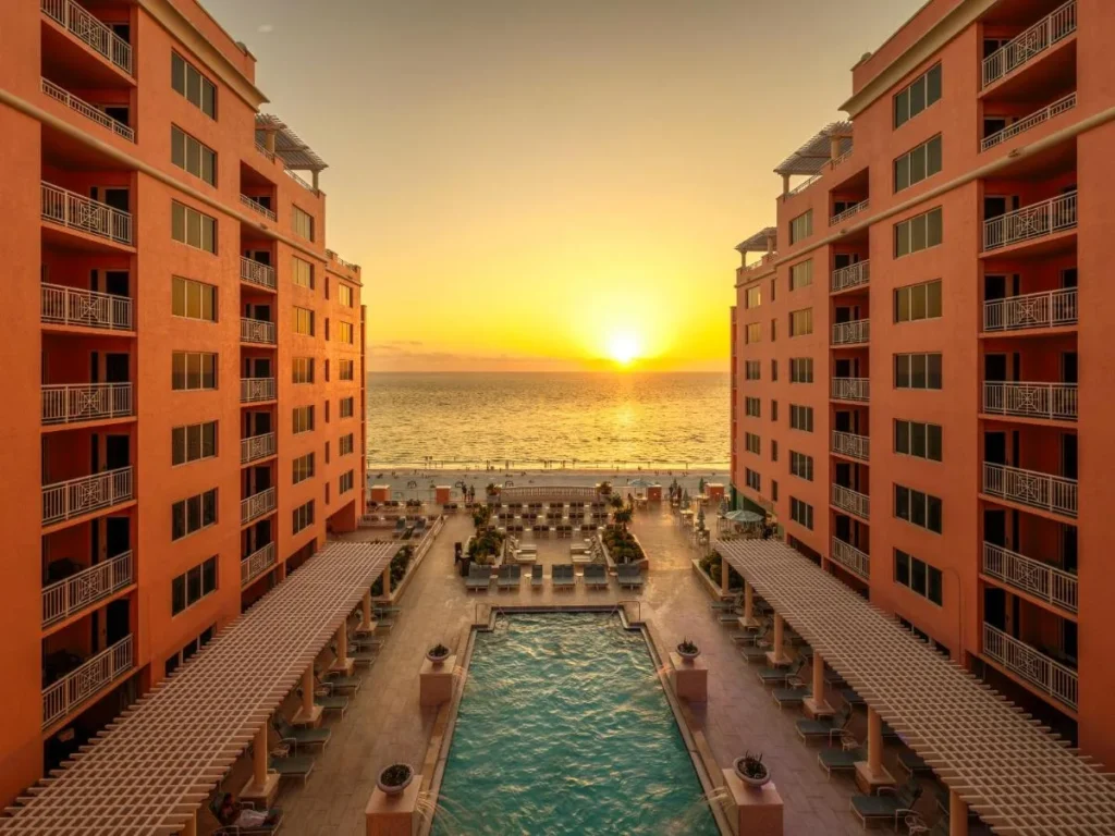 Atardecer sobre el Golfo enmarcado por las torres de coral y la piscina de Hyatt Regency Clearwater Beach