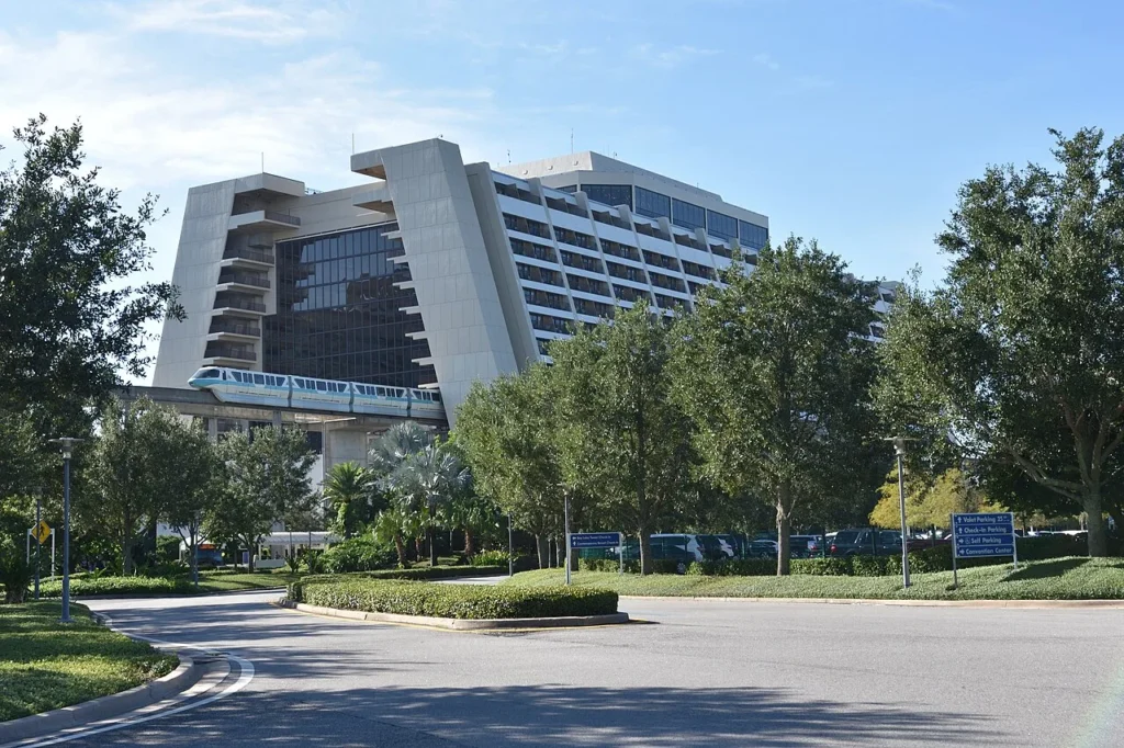 El monorra&iacute;l Teal llega a la torre A-frame del Disney's Contemporary Resort cerca de Magic Kingdom