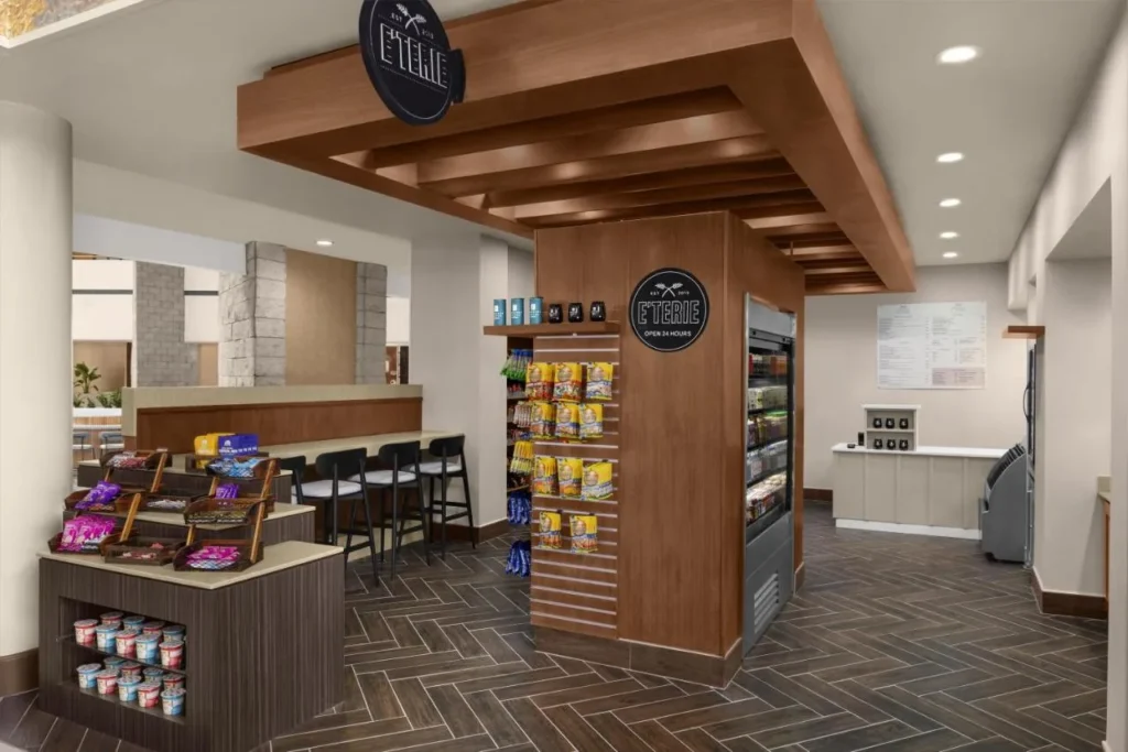 El mercado E'terie las 24 horas con aperitivos y bebidas en Embassy Suites ICON Park