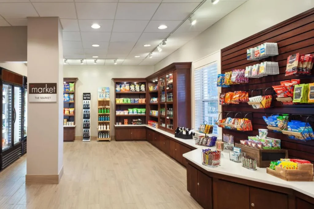 La tienda del mercado con aperitivos, bebidas y estuches refrigerados en el Residence Inn Orlando at SeaWorld