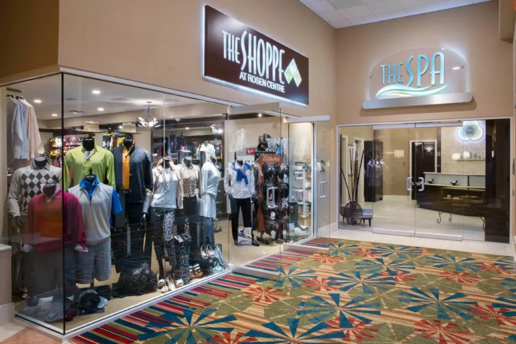La tienda de regalos y ropa Shoppe junto a la entrada del Spa en el Rosen Centre Hotel