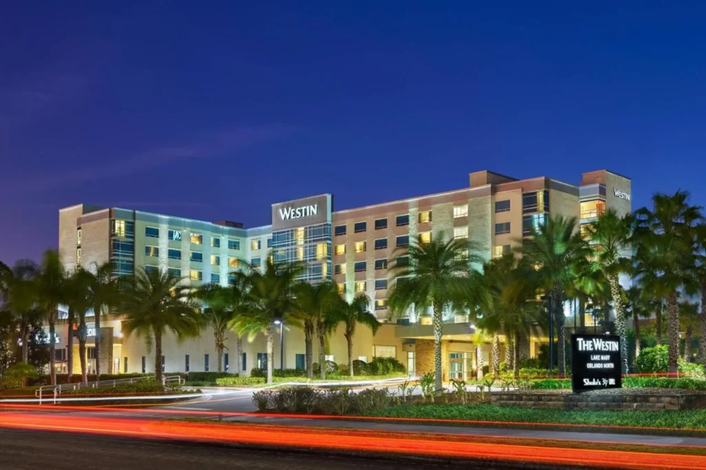 El Westin Lake Mary, Orlando North se ilumin&oacute; al atardecer detr&aacute;s de palmeras y se&ntilde;alizaci&oacute;n