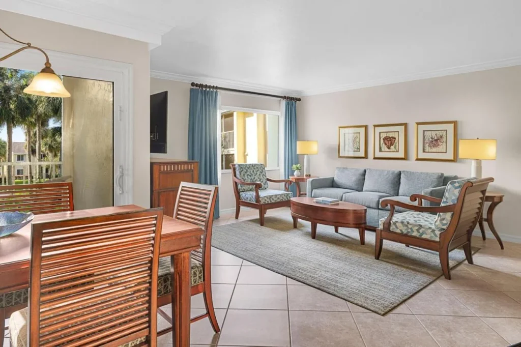 Salón de azulejos con sofá, sillones y mesa de comedor en una villa en Sheraton Vistana Resort