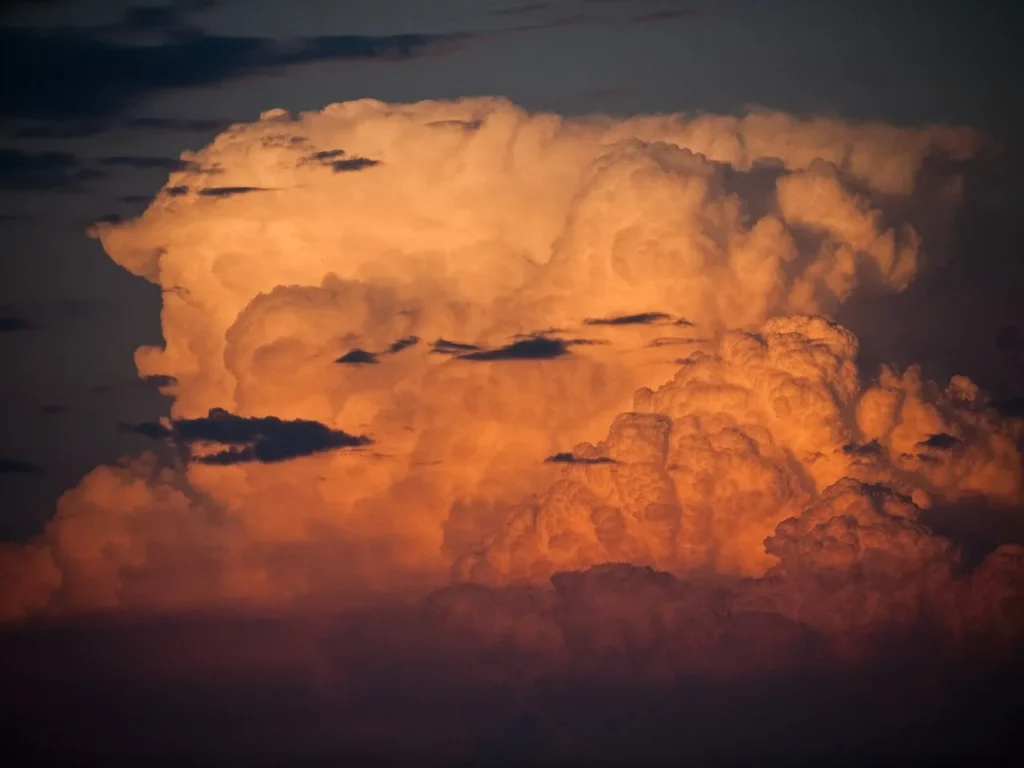 Elevándose cumulonimbus tormenta nube naranja brillante contra un cielo oscuro sobre el centro de la Florida