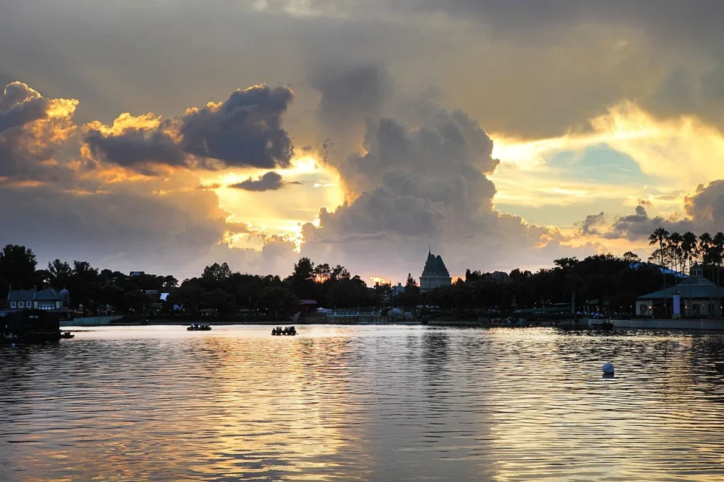 Las nubes de tormenta alcanzan la puesta de sol sobre la laguna World Showcase en EPCOT, Walt Disney World
