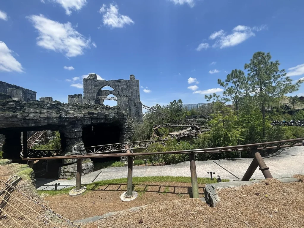 Rastro de las criaturas m&aacute;gicas de Hagrid Motocicleta Aventura serpenteando ruinas de piedra en Islands of Adventure